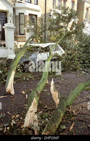 Aktenfoto vom 16/10/1987 von zerstörten Autos nach dem Großen Sturm von 1987. Ausgabedatum: Freitag, 18. Februar 2022. Stockfoto