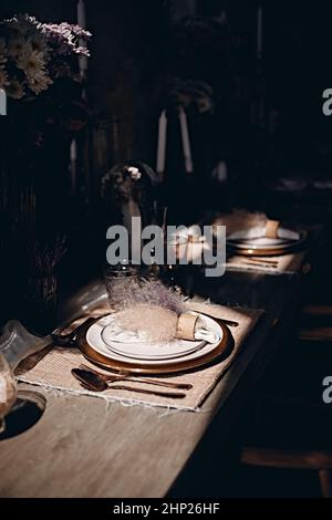 Tischdekoration, Gläser und Teller. Ferien-, Catering- und Hospitality-Konzept. Stockfoto