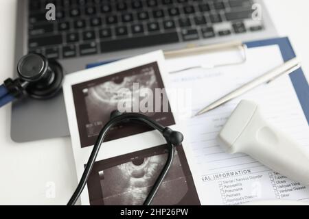 Ausgerüsteter Arbeitsplatz eines Ultraschallarztes Stockfoto