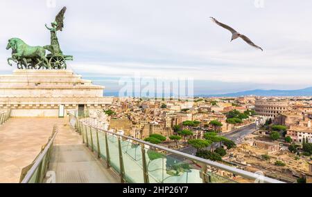 Das Dach des Nationaldenkmals Viktor Emmanuel II, die Quadriga der Einheit auf dem Gipfel eines der beiden propylaeen, Rom, Italien. Stockfoto