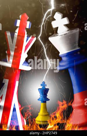 flaggen aus dem vereinigten Königreich, der ukraine und Russland übermalen den Schachkönig. 3D Illustration krise großbritannien vs. Russland. Stockfoto