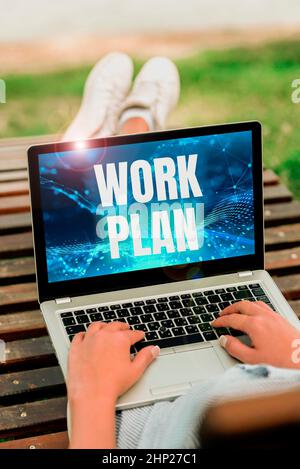 Schreiben Anzeige Text Arbeitsplan, Business-Ansatz-Projekt durchgeführt werden und skizziert, wie es getan wird Laptop ruht auf Runde der Frau mit C Stockfoto