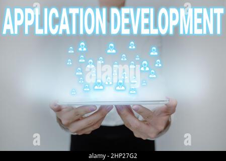 Textunterschrift zur Anwendungsentwicklung, Geschäftskonzept Erstellung von Computer-Apps für den Einsatz auf mobilen Geräten Lady in Uniform Standing Holding Stockfoto
