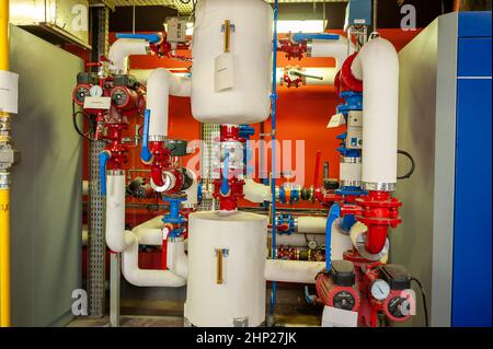 Paris, Frankreich, im öffentlichen Wohnungsbau, HLM-Gebäude, Solarheizungsraum, Detail, Rohre Stockfoto