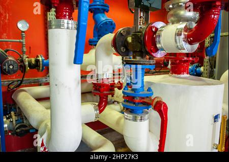 Paris, Frankreich, im öffentlichen Wohnungsbau, HLM-Gebäude, Solarheizungsraum, Detailrohre Stockfoto