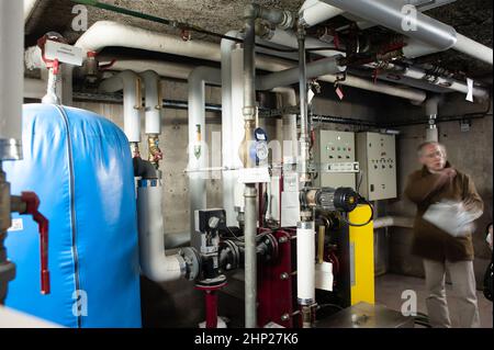 Paris, Frankreich, im öffentlichen Wohnungsbau, HLM-Gebäude, Solarheizungsraum, Detailrohre Stockfoto