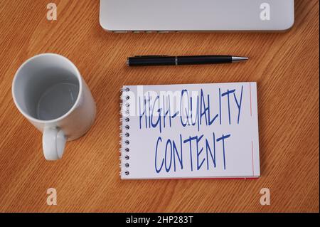 Text zeigt Inspiration Hochwertige Inhalte, Konzeptfoto Website ist nützlich informativ Einbinden an das Publikum geschlossen Laptop neben leerem Journal Stockfoto