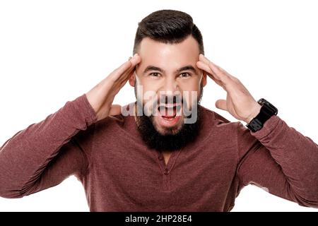 Wütend bärtiger Mann schreiend auf weißem Hintergrund. Stockfoto