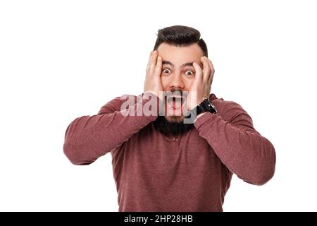 Traurig bärtigen Fußballfan in Gap schreiend auf weißem Hintergrund. Mann Sport und Team Stockfoto