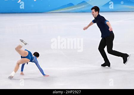 Peking, China. 18th. Februar 2022. Miriam Ziegler stolpert am Freitag, den 18. Februar 2022, während des Pair Figure Skating Short Programms im Capital Indoor Stadium bei den Olympischen Winterspiele 2022 in Peking über einen Wurf ihres Partners Severin Kiefer aus Österreich. Foto von Richard Ellis/UPI Credit: UPI/Alamy Live News Stockfoto