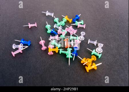 Hinweis Platine Pin auf einem Tisch isoliert auf schwarzem Hintergrund platziert. High-Angle-Ansicht. Stockfoto