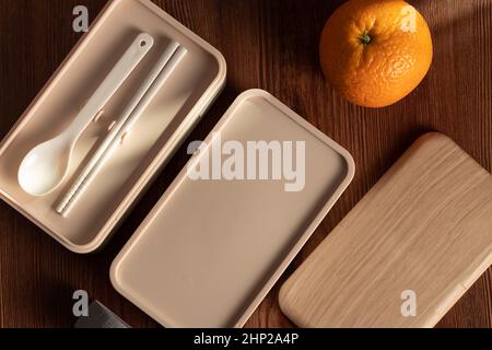 Kunststoff-Lunchboxen mit Lebensmitteln bereit für die Arbeit oder die Schule zu gehen, vor Mahlzeit Vorbereitung. Stockfoto