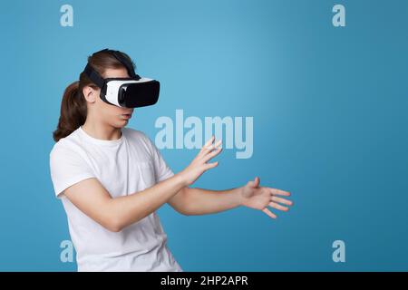 Junger Mann mit Virtual-Reality-Brille. VR-Gadgets Stockfoto