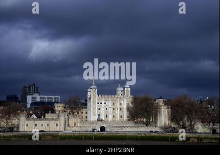 Dunkle Wolken über dem Tower of London, während der Sturm Eunice über Großbritannien fegt, nachdem er am Freitag die Südküste getroffen hat. Angesichts der Schließung von Attraktionen, der Unterbrechung der Reise und der Erklärung eines größeren Vorfalls in einigen Gebieten wurden die Menschen aufgefordert, sich im Haus aufzuhalten. Bilddatum: Freitag, 18. Februar 2022. Stockfoto