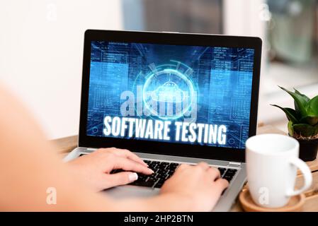 Schreiben Anzeige Text Software Testing, Internet Concept Investigation liefern Informationen über die Qualität der IT Hand Tippen auf Laptop neben COF Stockfoto