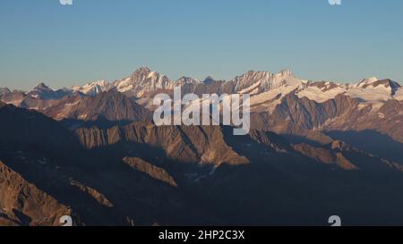 Hohe Berge im Berner Oberland bei Sonnenaufgang. Stockfoto