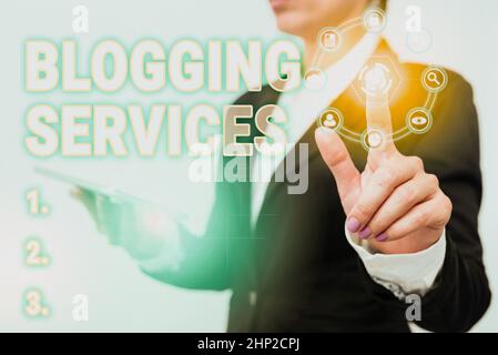 Handschrift Text Blogging Services, Konzept Bedeutung Social Networking Einrichtung informative Journalismus Frau in Suit Holding Tablet Zeigen futuristisch Stockfoto