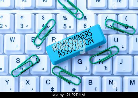 Schreiben Anzeige Text Hausbesitzer Association, Business Idea Organisation mit Gebühr für die Pflege von Gated Community Typing Charakter Hintergrundgeschichte, Stockfoto