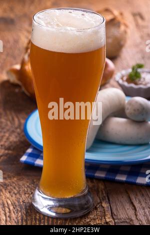 bayerische Weißwürste mit Brezel auf Holz Stockfoto