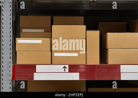 Lager mit Schachteln von Produkten in großen Mengen geladen Stockfoto