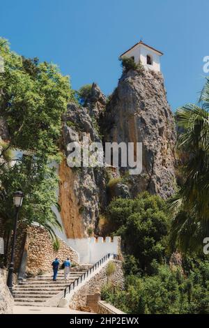 El Castell de Guadalest, in der Regel bekannt als Guadalest, Provinz Alicante, Valencia, Spanien. Der Turm über dem Eingang zum alten Abschnitt. Stockfoto