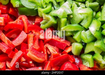 Gehackter grüner und roter Pfeffer für den Hintergrund Stockfoto