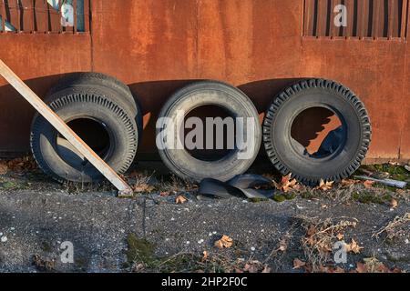 Alte LKW-Reifen in einer überladen Hinterhof-Werkstatt Stockfoto