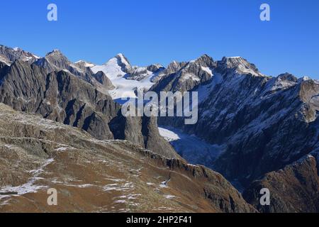 Berglandschaft und Gletscher im Kanton Wallis, Schweizer Alpen. Stockfoto