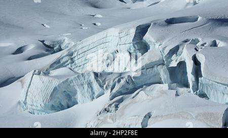 Spalten mit sichtbaren Eisschichten. Aletschgletscher. Stockfoto