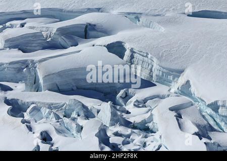 Spalten mit sichtbaren Eisschichten. Detail des Aletschgletschers. Stockfoto