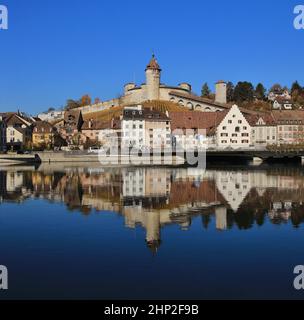 Herbst-Szene in Schaffhausen, Schweiz. Mittelalterliche Burg Munot und alte Häuser reflektiert in den Rhein. Stockfoto