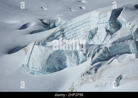 Sichtbare Ebenen von Eis und Gletscherspalten. Stockfoto