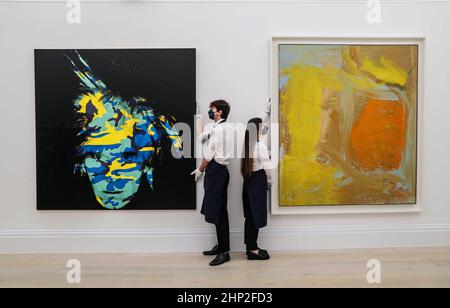 London, Großbritannien, 18. Februar 2022 (L) Andy Warhols letzte Selbstporträts (Est: 10 Millionen) (R)Willem de Kooning,Untitled,1961, Est 7 Millionen US-Dollar. Nach der historischen $676,1-Millionen-Auktion von Werken aus derselben Sammlung im Jahr 2021 wird Sotheby’s die nächste Tranche von Meisterwerken aus der wertvollsten Sammlung moderner und zeitgenössischer Kunst präsentieren, die jemals auf dem Markt erschienen ist. Paul Quezada-Neiman/Alamy Live News Stockfoto