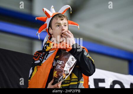 Warrington, England - 17. Februar 2022 - Castleford Tigers Fan während der Rugby League Betfred Super League Runde 2 Warrington Wolves vs Castleford Tigers im Halliwell Jones Stadium, Warrington, Großbritannien Dean Williams Stockfoto