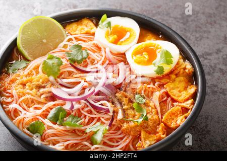 Mohinga ist eine Fischsuppe, die mit Reisnudeln zubereitet und mit Zitronengras gewürzt wird und als Nationalgericht in Burma in der Nähe in der Schüssel o gilt Stockfoto