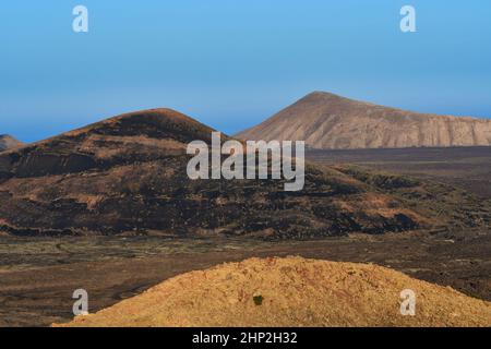 Wunderschöne Vulkanlandschaft am frühen Morgen auf Lanzarote, Spanien. Montana Los Rodeos und Caldera Blanca. Stockfoto
