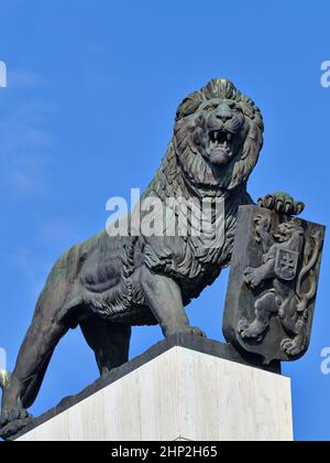 Metallstatue eines Löwen mit einem Symbol und Emblem der slowakischen Staatlichkeit in Bratislava, Slowakei Stockfoto