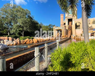 Orlando, FL, USA-23. November 2020: Die Reise nach Atlantis Roller Coaster Wasserfahrt in SeaWorld. Stockfoto