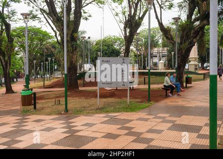 Puerto Iguazu, Argentinien - ca. Oktober 2019: Blick auf den Plaza San Martin, Hauptplatz von Puerto Iguazu Stockfoto