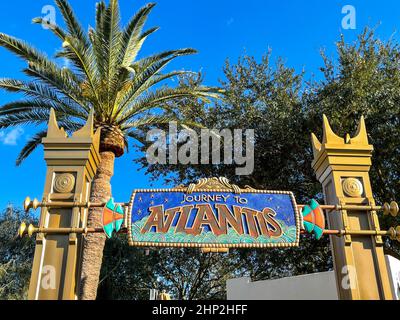 Orlando, FL, USA-23. November 2020: Die Reise nach Atlantis Roller Coaster Wasserfahrt in SeaWorld. Stockfoto