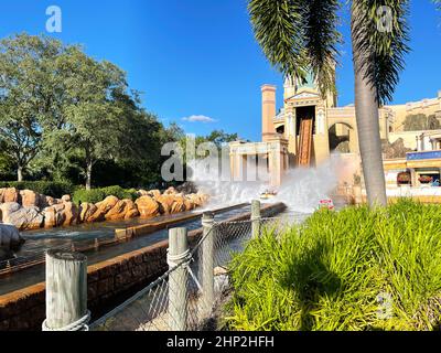 Orlando, FL, USA-23. November 2020: Die Reise nach Atlantis Roller Coaster Wasserfahrt in SeaWorld. Stockfoto