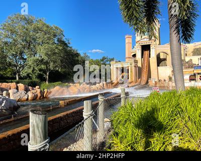 Orlando, FL, USA-23. November 2020: Die Reise nach Atlantis Roller Coaster Wasserfahrt in SeaWorld. Stockfoto