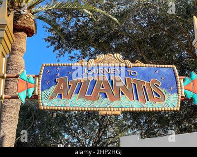 Orlando, FL, USA-23. November 2020: Die Reise nach Atlantis Roller Coaster Wasserfahrt in SeaWorld. Stockfoto