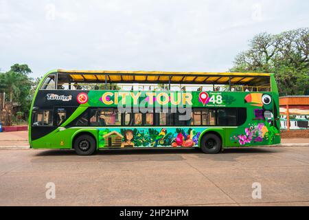 Puerto Iguazu, Argentinien - ca. Oktober 2019: Stadtrundfahrt-Bus vor dem Plaza San Martin Hauptplatz Stockfoto