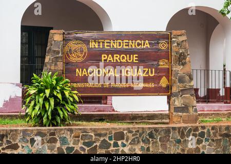 Puerto Iguazu, Argentinien - ca. Oktober 2019: Zeichen des Verwaltungsbüros des Iguazu Nationalparks, das sich im Zentrum von Puerto Iguazu befindet Stockfoto