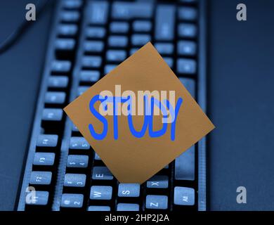 Textunterschrift Presenting Study, Business Showcase Hingabe an Zeit und Aufmerksamkeit, um Wissen über eine akademische Verbindung mit Online-Freunden, Ma Stockfoto