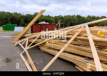 Stapeln Sie an den Holzwerkstoffbolzen für das neue Holzhaus Stockfoto