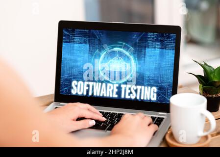 Schreiben Anzeige Text Software Testing, Internet Concept Investigation liefern Informationen über die Qualität der IT Hand Tippen auf Laptop neben COF Stockfoto