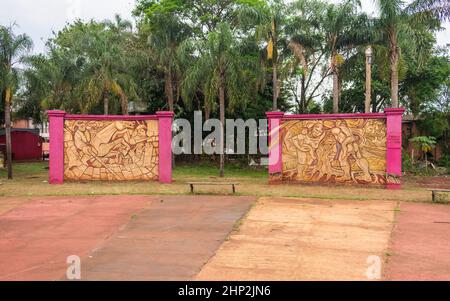 Puerto Iguazu, Argentinien - ca. Oktober 2019: Paseo de la Identidad Platz, mit Sgraffito Wandmalereien, die die Geschichte der indigenen Bevölkerung erzählen Stockfoto