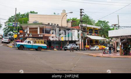 Puerto Iguazu, Argentinien - ca. Oktober 2019: Blick auf das Stadtzentrum von Puerto Iguazu in der Gegend '7 Corners' Stockfoto